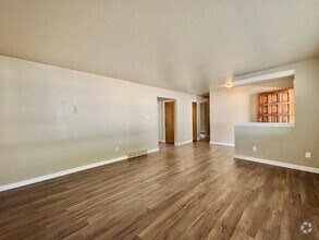 Building Photo - 3 bedroom 1.5 Bathroom Duplex Available Now!