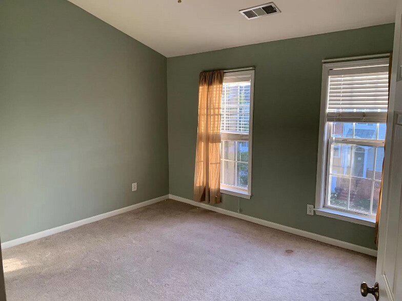 Building Photo - 1320 Thornborough Dr