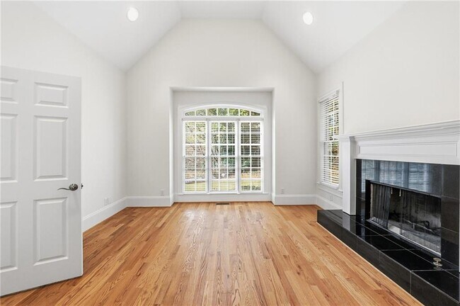 Building Photo - 125 River N Cir