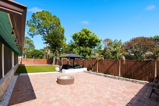 Building Photo - 1326 SW Bartell Ave