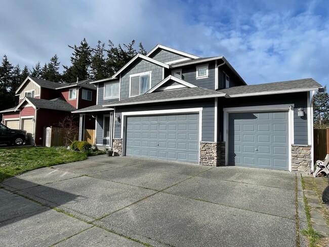 Building Photo - Spacious Pet Friendly 4 Bedroom Home Close...