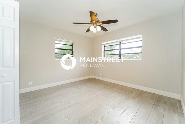 Building Photo - 2 Bedroom Pet-Friendly Home in Oakland Park, FL with Main Street Renewal