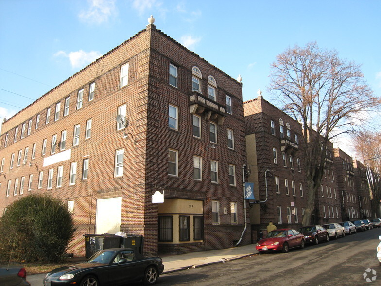 Primary Photo - King's Manor Apartments