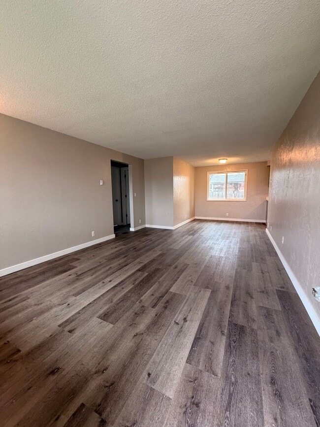 Building Photo - 2-Bedroom 1-Bathroom Duplex in Springfield