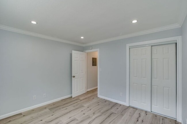 Building Photo - Remodeled 1 bedroom/1 bath apartment with ...