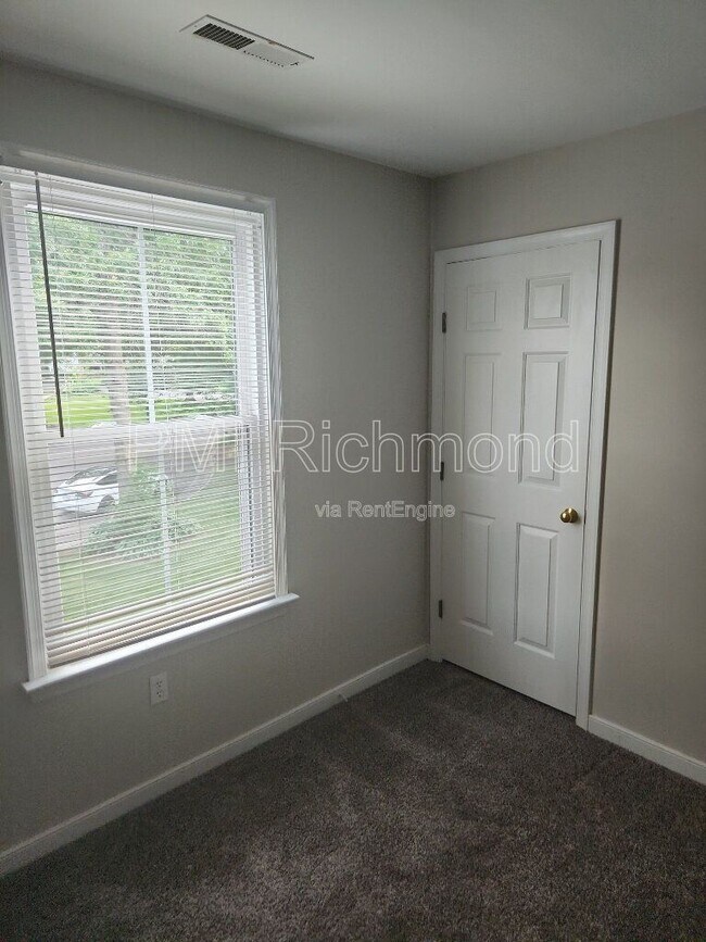 Building Photo - 6004 Manor Park Terrace