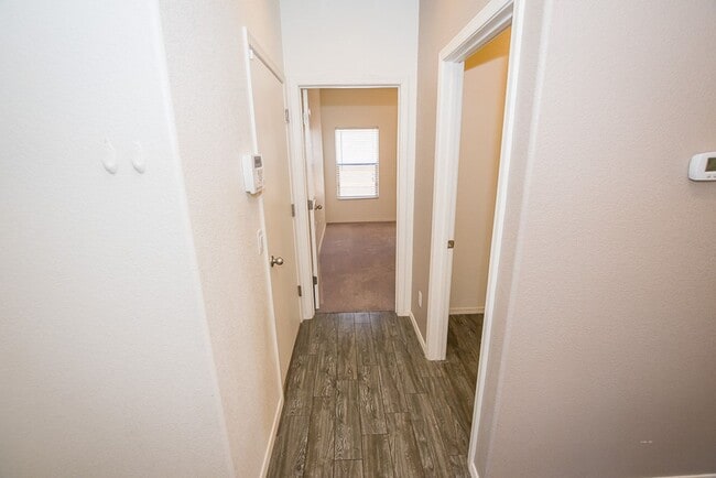 Building Photo - Great Open Floor Plan 3 Bedroom, 2 Bath, Central A/C in Holiday Subdivision!