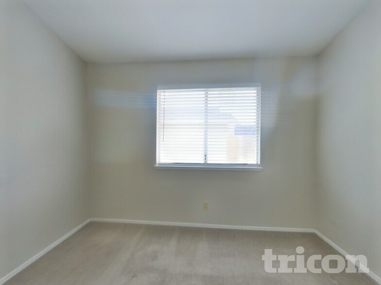 Building Photo - 7726 Robinette Rd