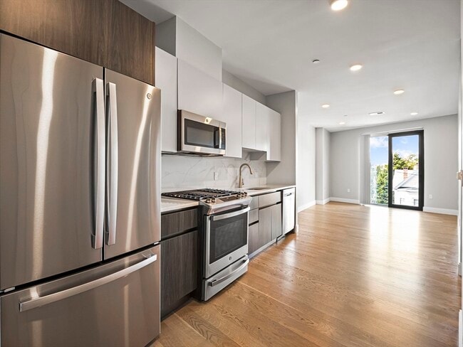 Building Photo - 9 Central St