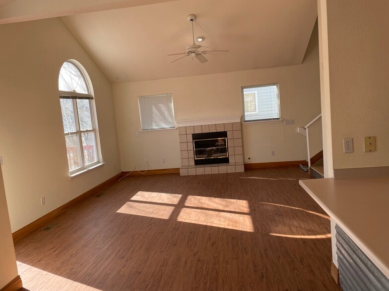 Sunny main floor living room with gas fireplace - 535 Canyon View Drive
