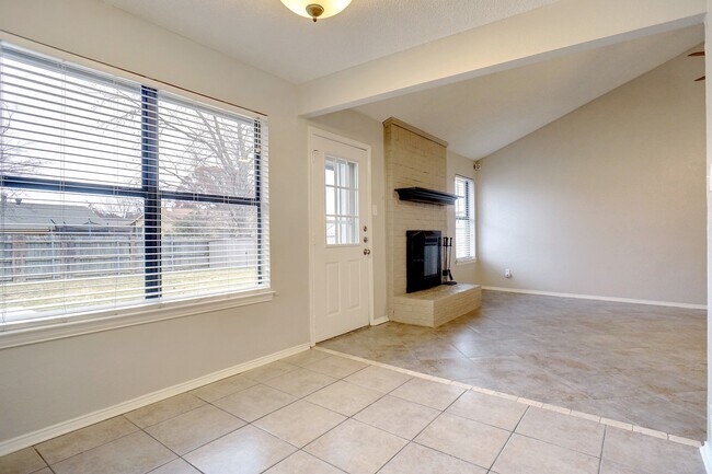 Building Photo - Super Nice 3-2-2 Brick Home!