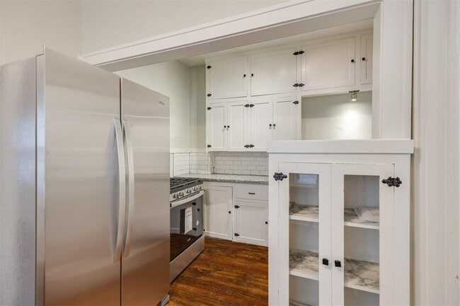 Building Photo - 2611 N Shartel Ave