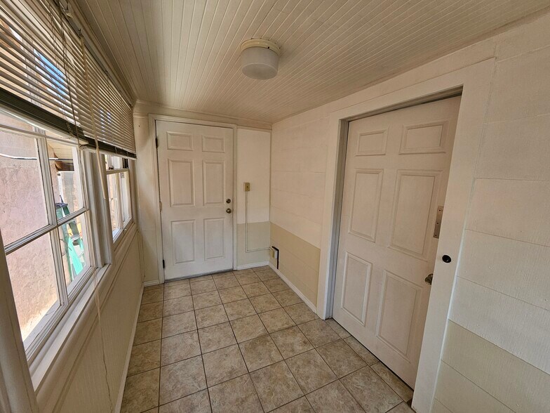 Building Photo - 657 W Oliver St