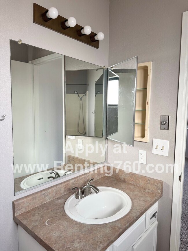 Building Photo - Comfortable 3 Bed 2 Bath Home