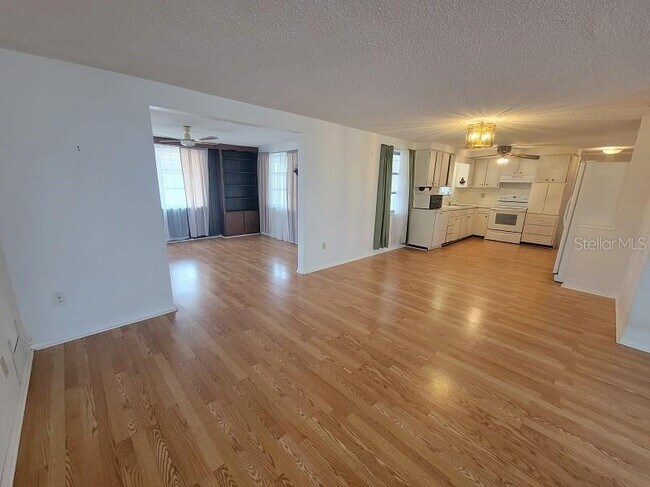 Building Photo - 4010 Cluster Dr