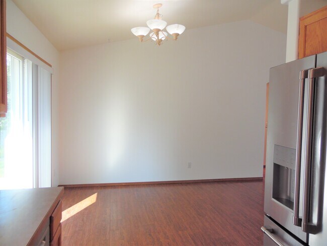 Building Photo - 1290 W Cardinal Ave