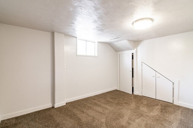 Building Photo - 8831 S 500 E