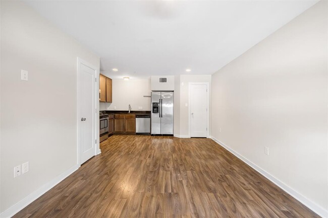 Building Photo - 924 E 51st St