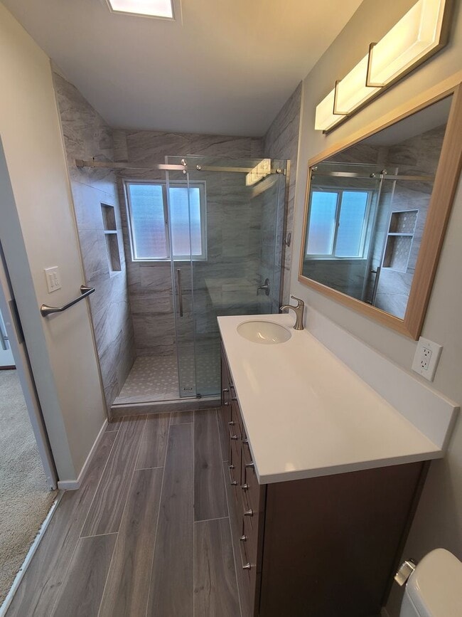 Building Photo - Spacious 4 bed 2 bath + 2 car garage & lar...