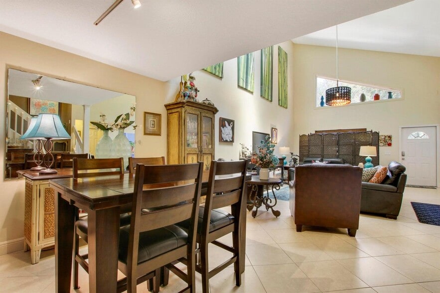 Building Photo - 2046 Cove Ln