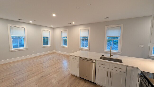 Building Photo - 122 Kenrick St