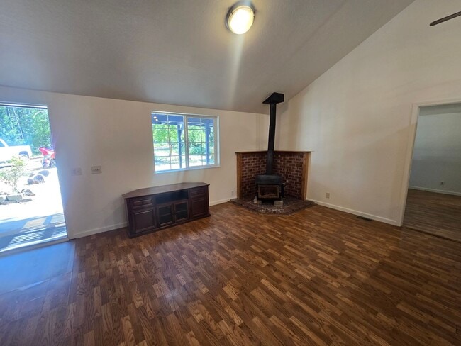 Building Photo - Charming 3-bedroom, 2-bathroom house locat...