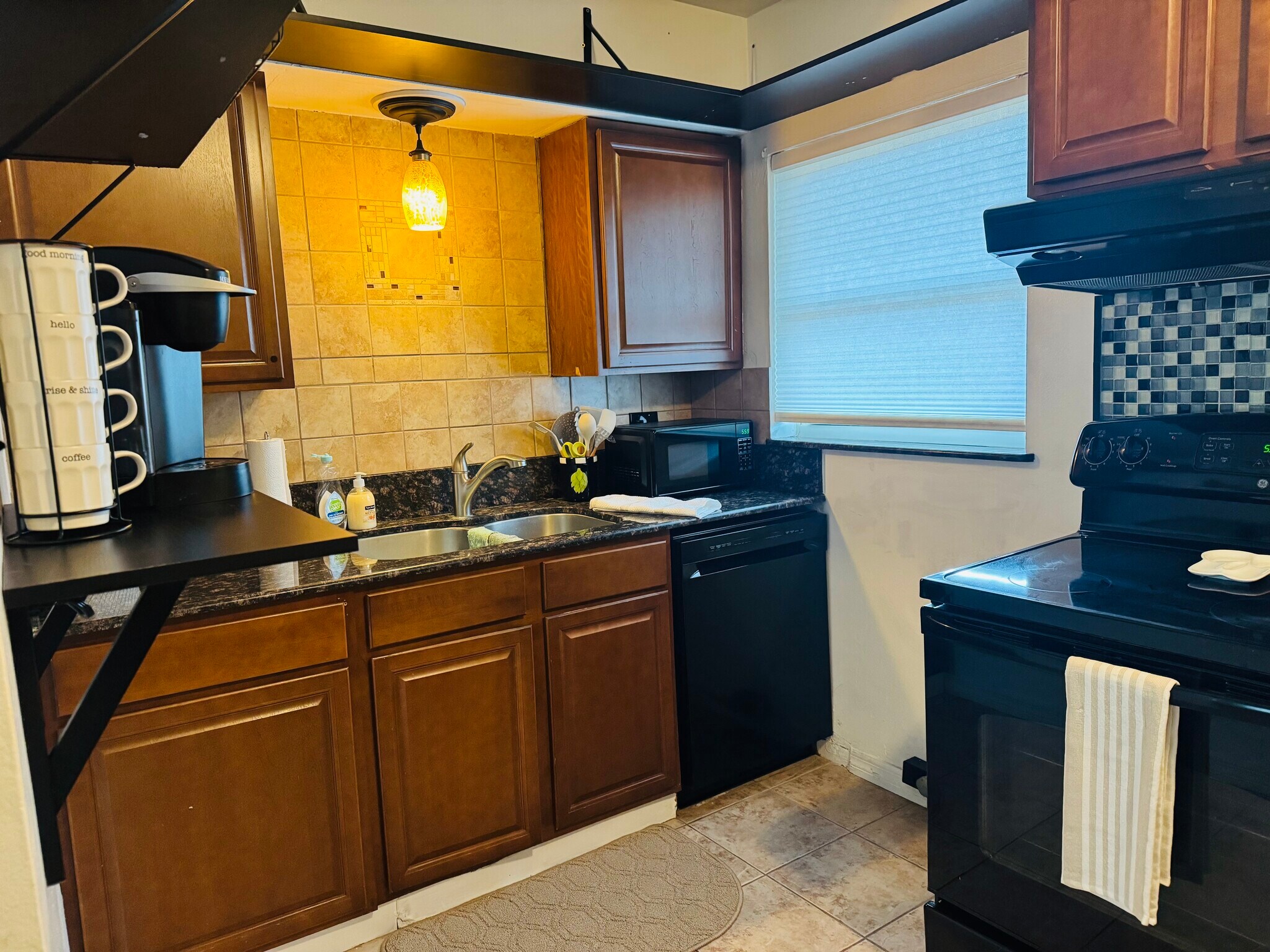 Building Photo - 412 73rd Ave