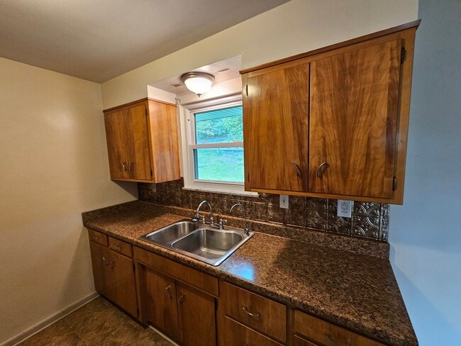 Building Photo - 3 bed/1.5 bath house near Sabraton