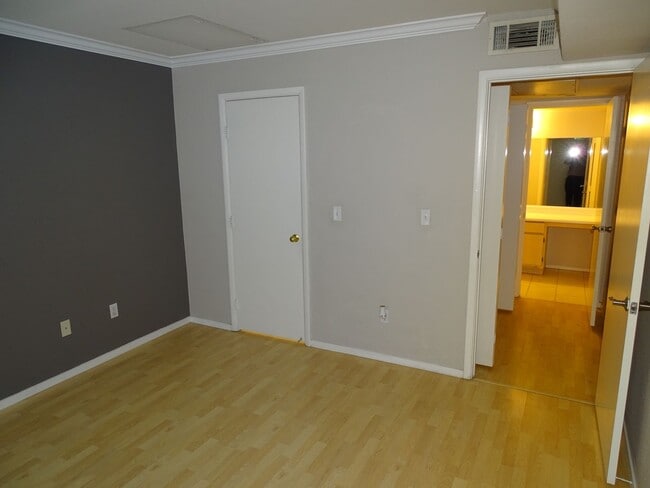 Building Photo - Well Cared For 1 Bed, 1 Bath 2nd Floor West Side Condo