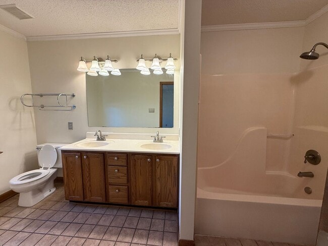 Building Photo - Nice 3 bedroom, 2 bath House