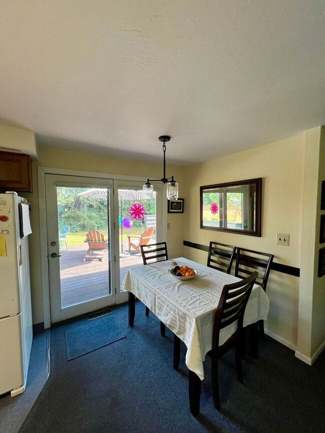 Building Photo - Available Nov 1st / Furnished / 1-Car Gara...