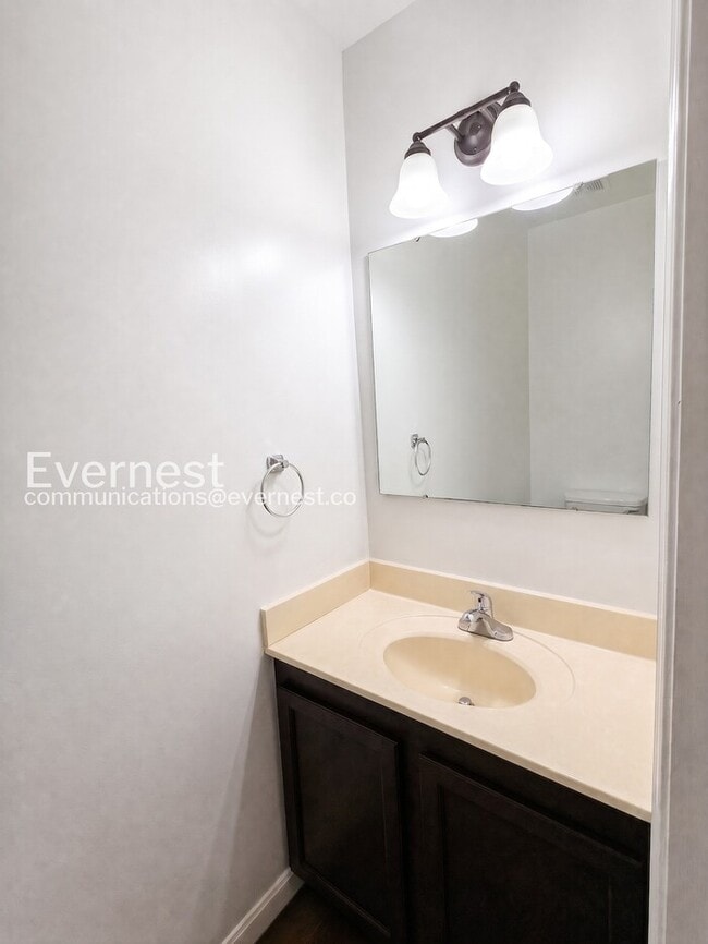 Building Photo - 3 Bed, 3.5 Bath Townhome with Modern Amenities / Available Soon!