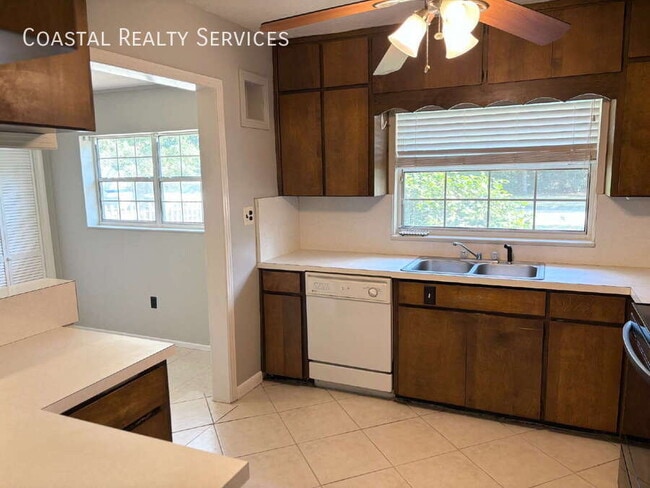 Building Photo - 32 Bay Dr NE