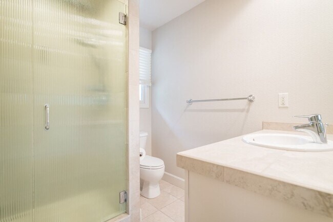 Building Photo - Escape to the Country, Spacious Contemporary in Wilsonville with Shop