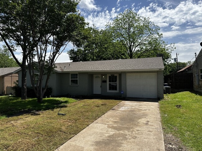 Building Photo - 4646 Ridgepoint Dr