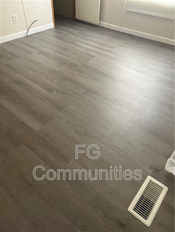 Building Photo - 105 Oak Knoll Dr