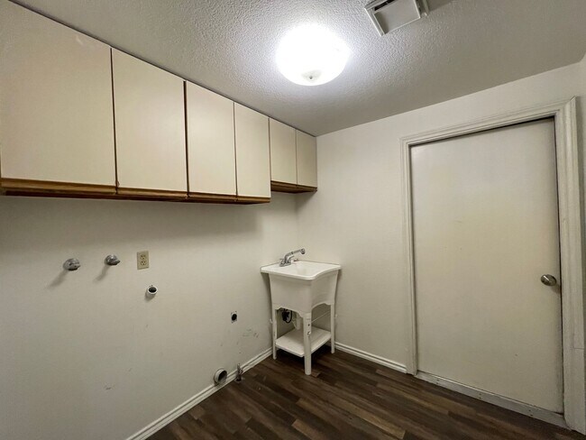 Building Photo - Luxurious 4-Bedroom Retreat with Mount Rai...