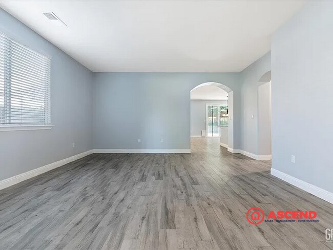 Building Photo - Stunning Home Home Off Jewetta Ave and Sno...