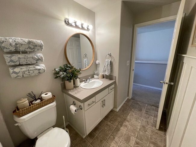 Building Photo - 527 Whitney Dr