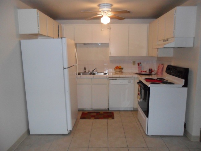 Kitchen - Candlewood Apartments