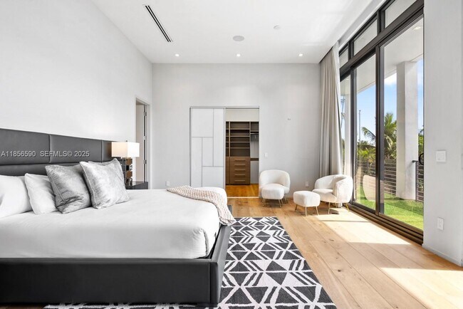 Building Photo - 2700 NE 18th St