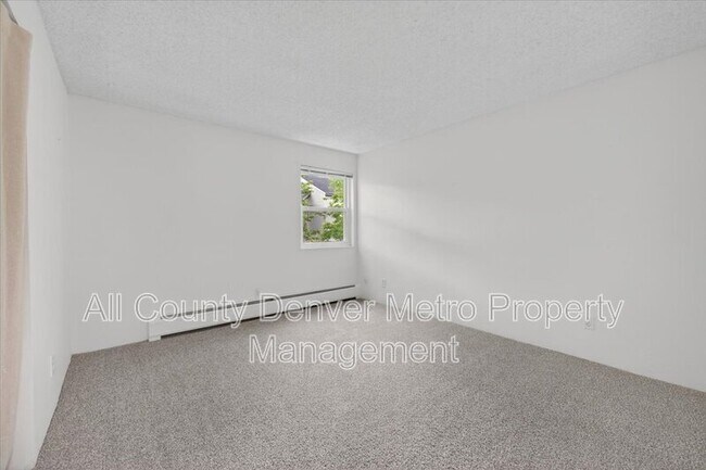 Building Photo - 1400 Golden Cir