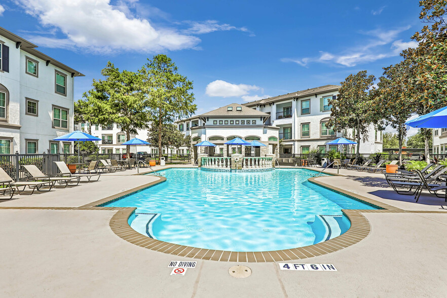 Sparkling Swimming Pool - Sorrento at Tuscan Lakes