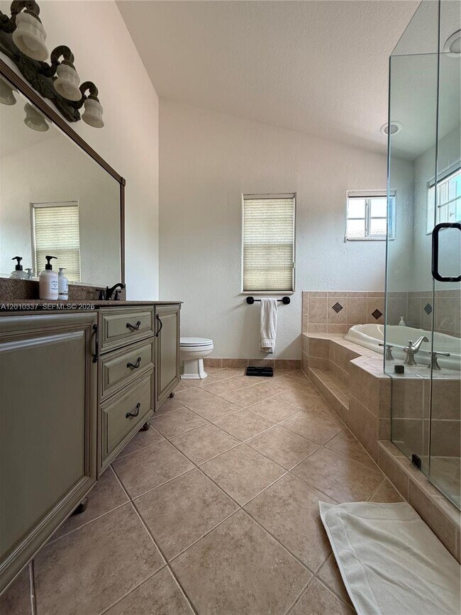 Building Photo - 1070 Capistrano