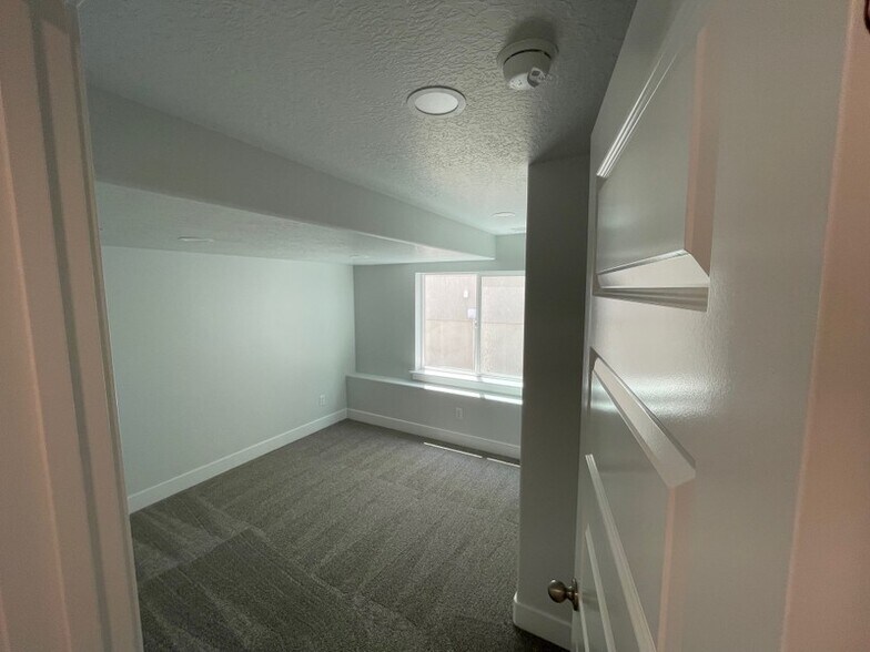 Building Photo - 946 N Olson Dr