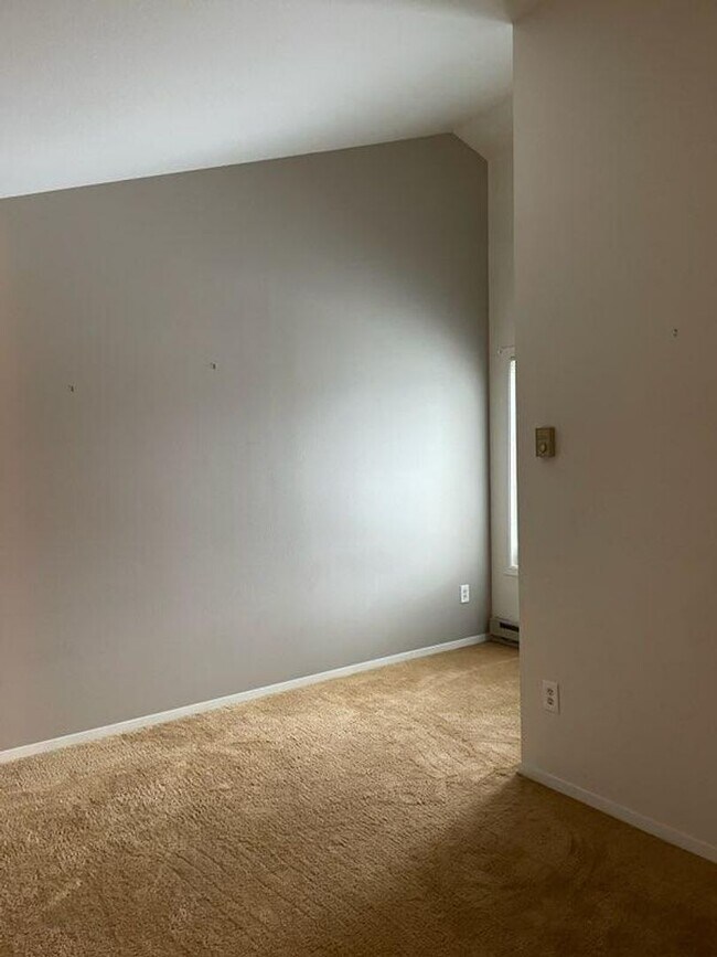 Building Photo - 2 story condo with single car garage- cat ...