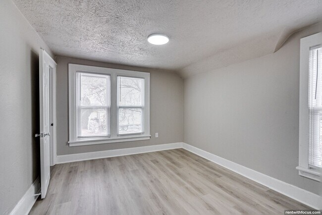 Building Photo - 702 S Commercial St