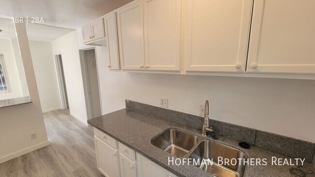 Building Photo - 13113 Oxnard St