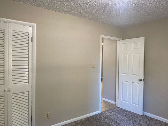 Building Photo - Dreamy 3 bedroom !