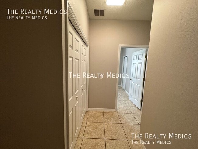 Building Photo - 2854 Oakwater Dr